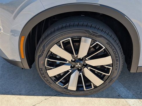 New 2025 Mitsubishi Outlander SE image 9