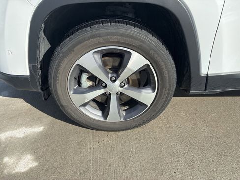 Used 2021 Jeep Cherokee Limited image 12