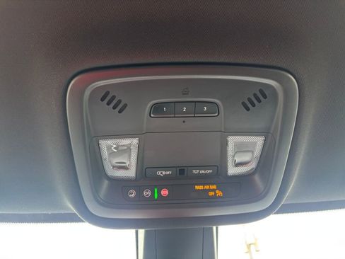 Used 2023 Chevrolet Traverse LT image 27