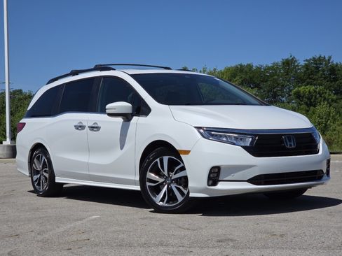 Used 2024 Honda Odyssey Touring image 2