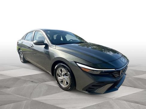 Used 2025 Hyundai Elantra SE FWD image 2
