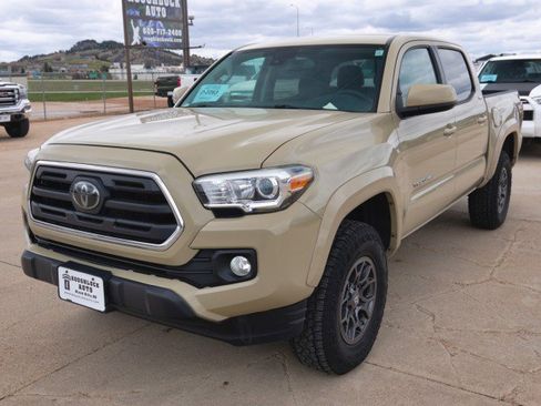 Used 2018 Toyota Tacoma SR5 AWD/4WD image 2