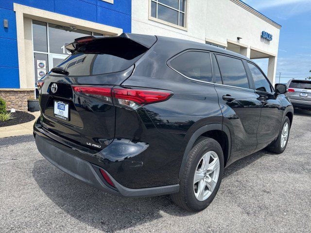 Used 2023 Toyota Highlander LE AWD/4WD image 16