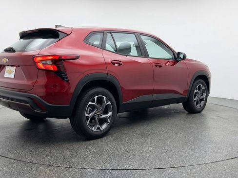 Used 2025 Chevrolet Trax LT image 9