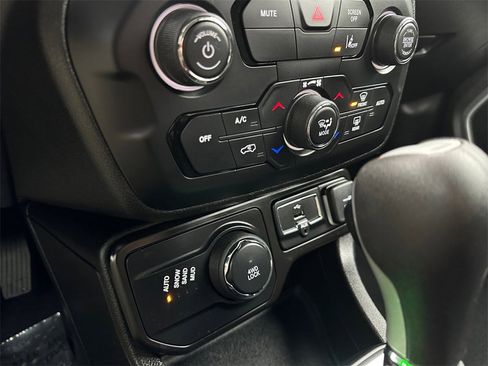 Used 2021 Jeep Renegade Sport image 21