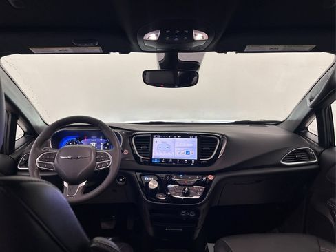 Used 2025 Chrysler Pacifica Select FWD image 40
