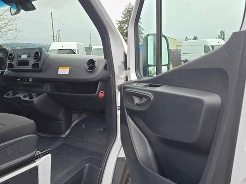 Used 2025 Mercedes-Benz Sprinter 2500 image 10