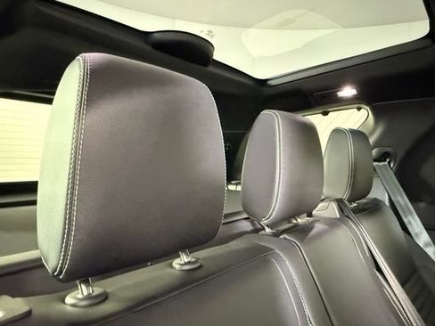 Used 2025 Land Rover Discovery S image 28