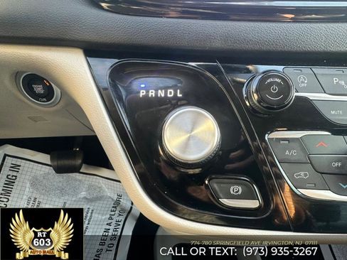 Used 2024 Chrysler Pacifica Touring-L image 21