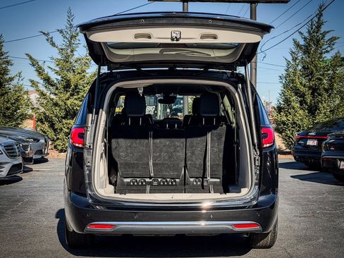 Used 2023 Chrysler Pacifica Touring-L image 9