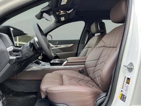 Used 2025 BMW 750e xDrive w/ Executive Package image 28