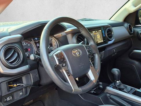 Used 2018 Toyota Tacoma SR5 RWD image 8
