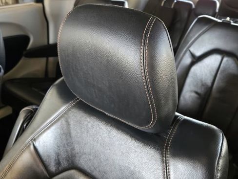 Used 2020 Chrysler Pacifica Touring-L image 26