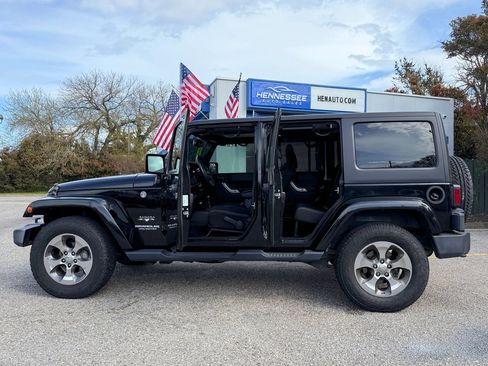 Used 2017 Jeep Wrangler Unlimited Sahara w/ Connectivity Group image 7