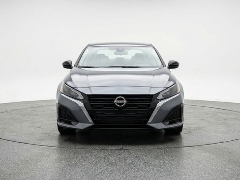 Used 2025 Nissan Altima 2.5 SV FWD image 2