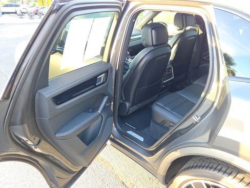 Used 2023 Porsche Cayenne Platinum Edition image 15