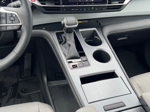 Used 2025 Toyota Sienna XLE w/ XLE Plus Package image 19