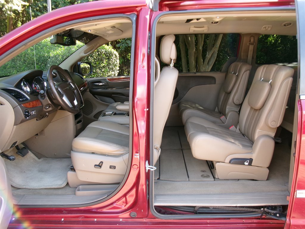 Used 2013 Chrysler Town & Country Touring-L w/ Driver Convenience Group FWD image 10