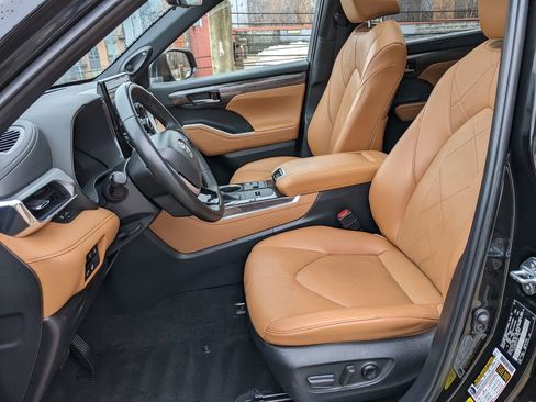 Used 2023 Toyota Highlander Platinum image 11