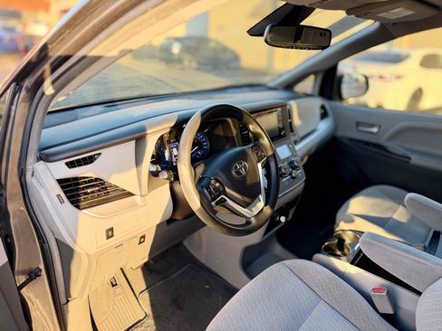 Used 2019 Toyota Sienna LE w/ Carpet Mat Package FWD image 23