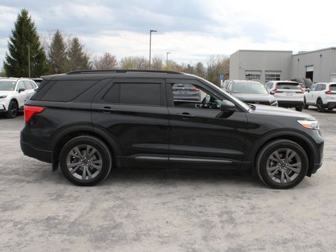 Used 2021 Ford Explorer XLT w/ Equipment Group 202A AWD/4WD image 4