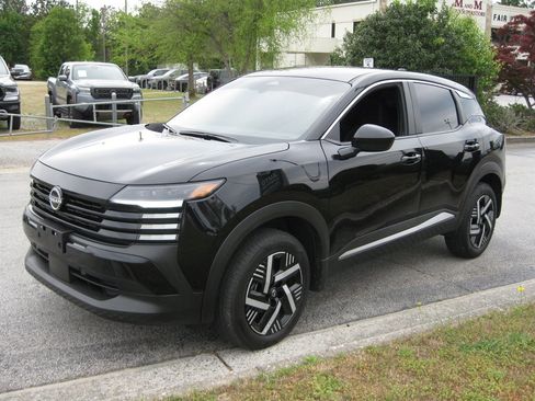 Used 2025 Nissan Kicks SV image 3