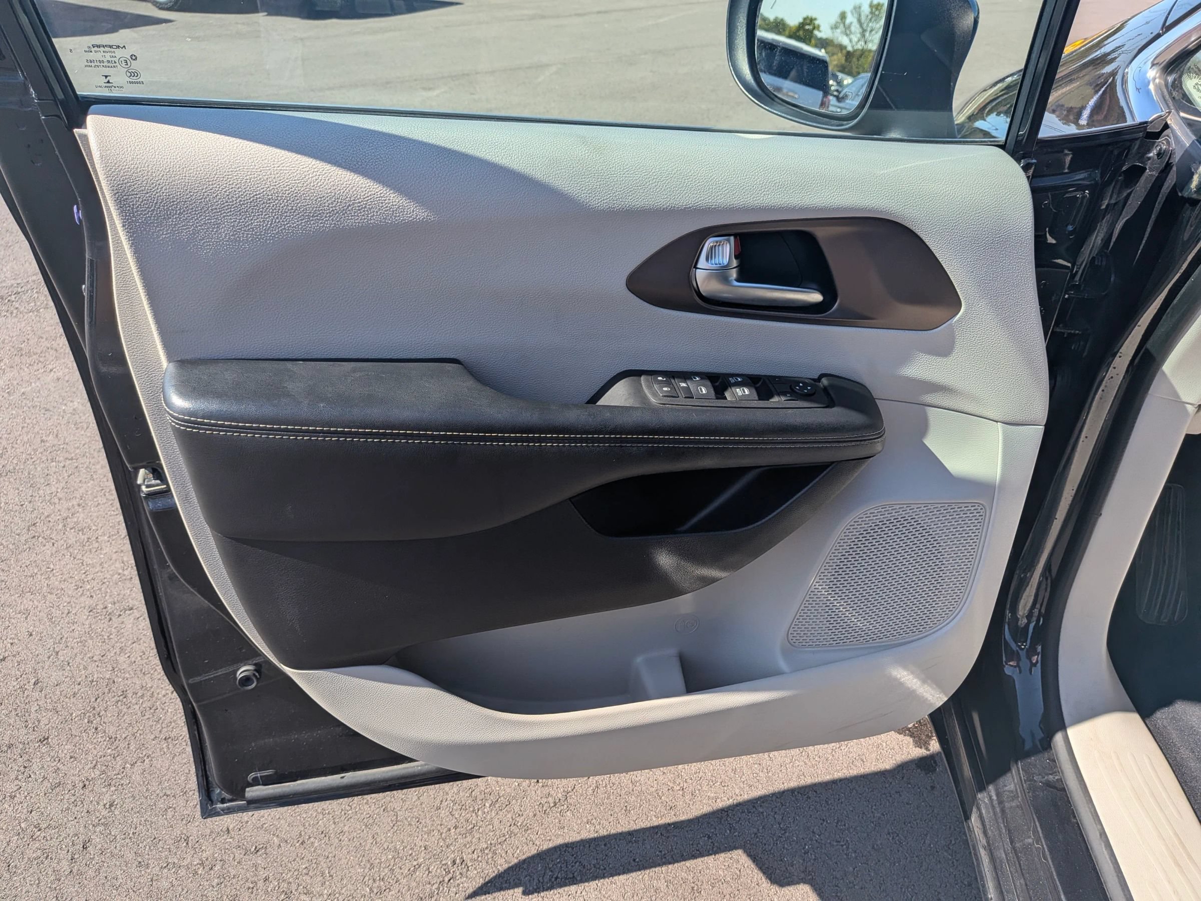 Used 2022 Chrysler Voyager LX FWD image 17