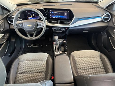 Used 2025 Chevrolet Trax LT FWD image 31