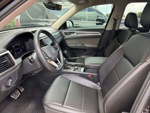 Used 2023 Volkswagen Atlas SEL R-Line AWD/4WD image 2