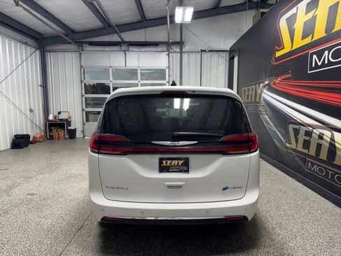 Used 2024 Chrysler Pacifica Limited FWD image 16