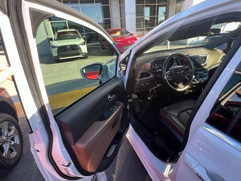 Used 2020 Chrysler Pacifica Limited image 5