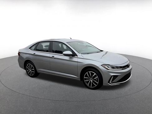 Used 2025 Volkswagen Jetta SE image 2