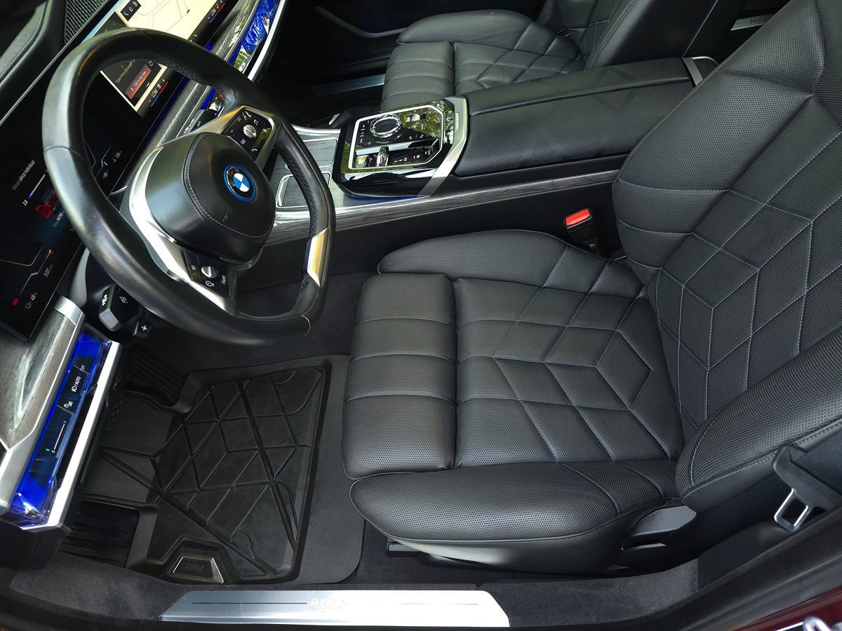 Used 2024 BMW i7 xDrive60 AWD/4WD image 13