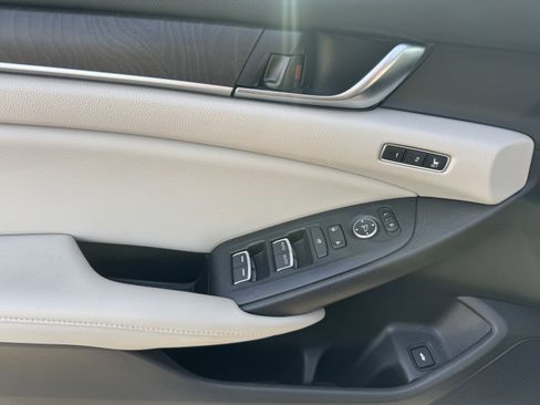 Used 2018 Honda Accord Touring image 9