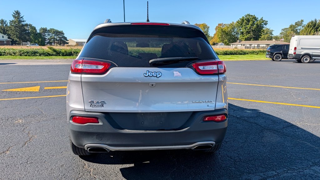 Used 2017 Jeep Cherokee Limited w/ Luxury Group AWD/4WD image 5