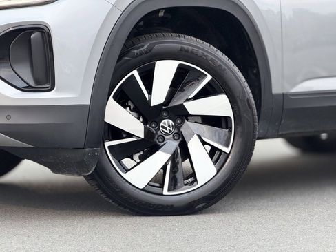 Used 2025 Volkswagen Atlas Cross Sport SE image 2