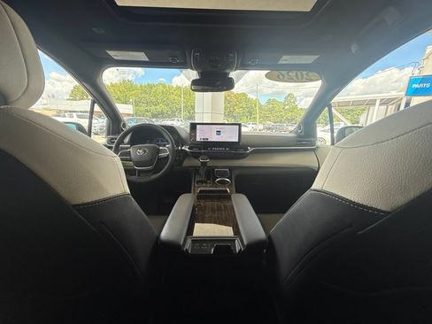 Used 2026 Toyota Sienna Limited FWD image 15