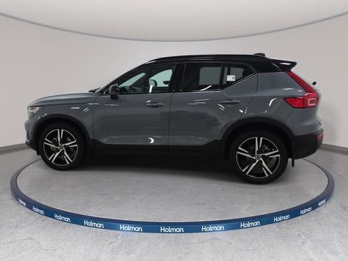 Used 2022 Volvo XC40 T5 R-Design w/ Protection Package AWD/4WD image 9
