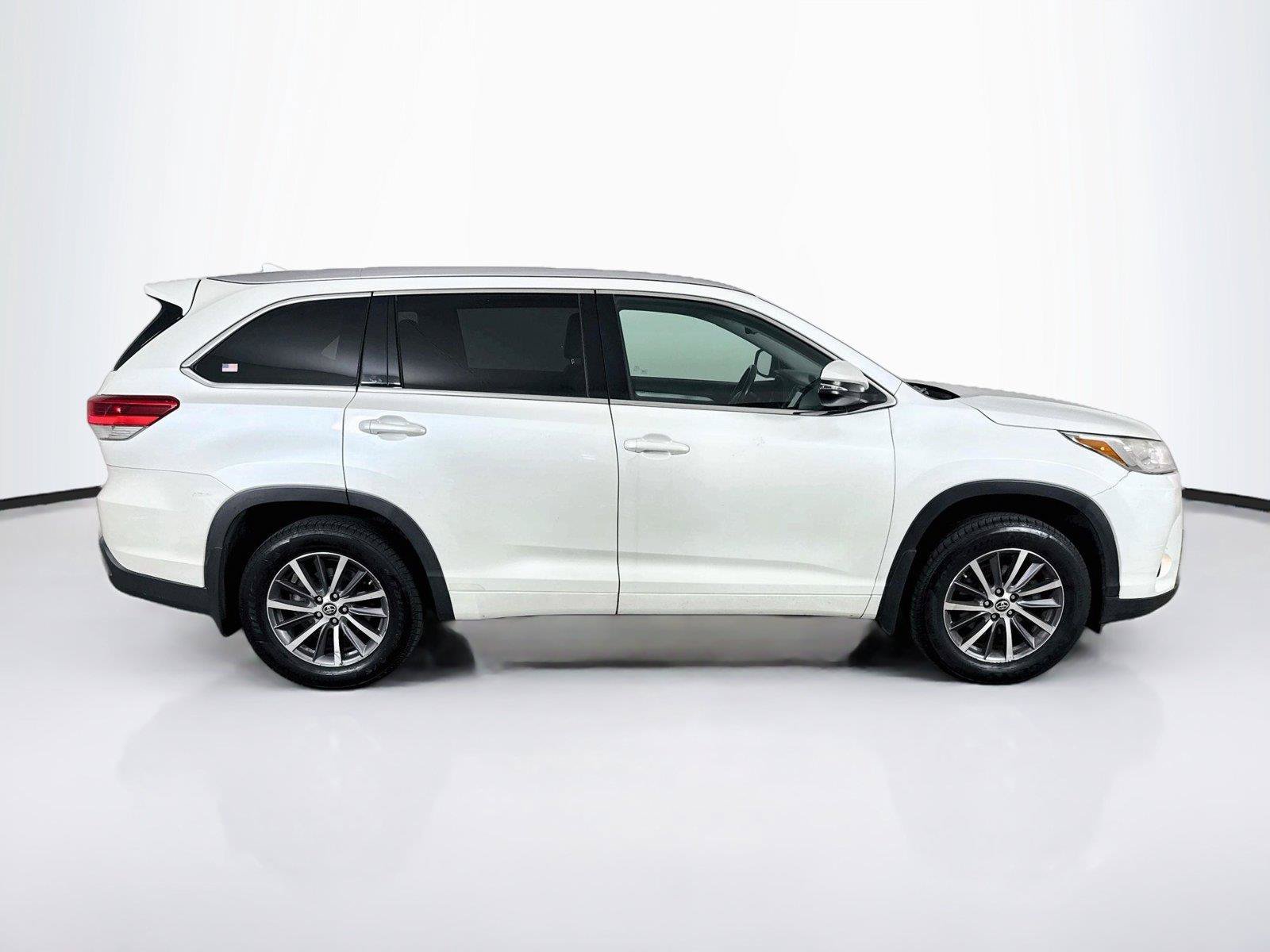 Used 2017 Toyota Highlander XLE AWD/4WD image 6