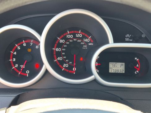 Used 2009 Pontiac Vibe w/ Preferred Package FWD image 19