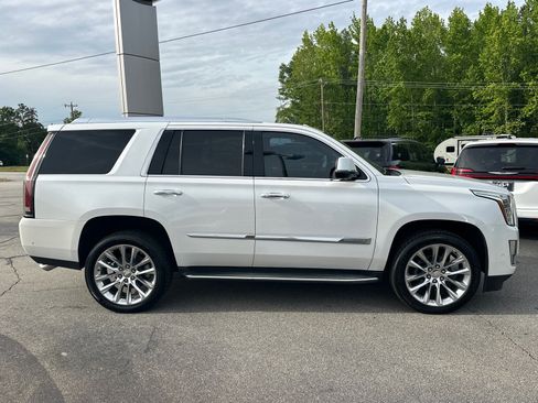 Used 2017 Cadillac Escalade Luxury RWD image 2