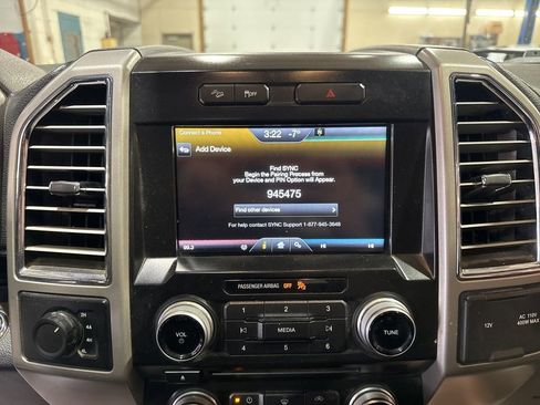 Used 2015 Ford F150 Lariat w/ Equipment Group 502A Luxury AWD/4WD image 31
