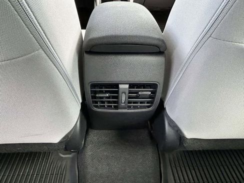 Used 2025 Toyota Corolla Cross L image 10