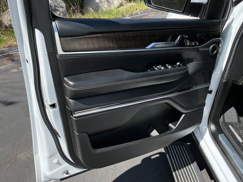 Used 2022 Jeep Grand Wagoneer Series I w/ Flexible Seating Group AWD/4WD image 11