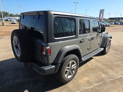 Used 2022 Jeep Wrangler Unlimited Sahara AWD/4WD image 13