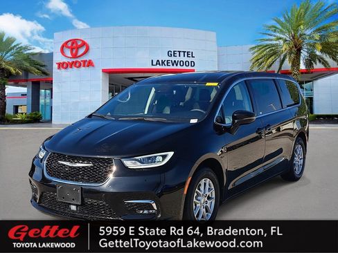 Used 2024 Chrysler Pacifica Touring-L image 1