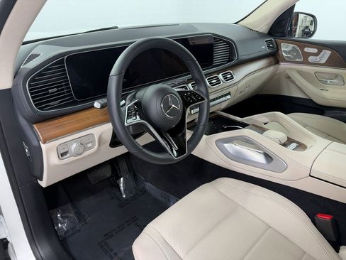 Used 2025 Mercedes-Benz GLS 450 4MATIC image 9