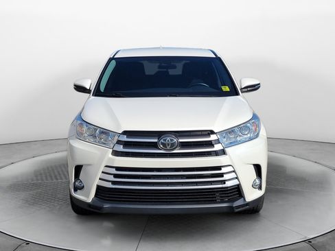 Used 2019 Toyota Highlander Plus FWD image 2