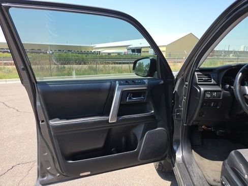 Used 2015 Toyota 4Runner SR5 AWD/4WD image 10