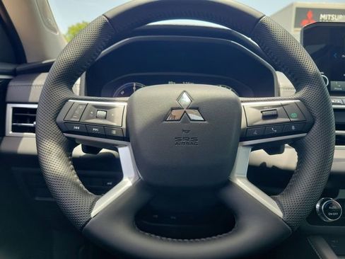 New 2025 Mitsubishi Outlander SE image 27